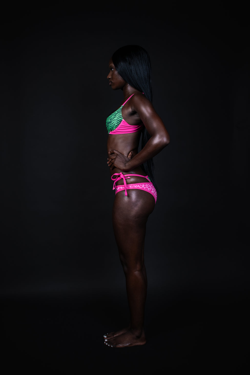 Ensemble de 3 pièces CHN HAI et GRANDEFILLE. Un haut vert zébré et rose fluo. Un string vert fluo zébré ainsi qu'une culotte rose léopard.