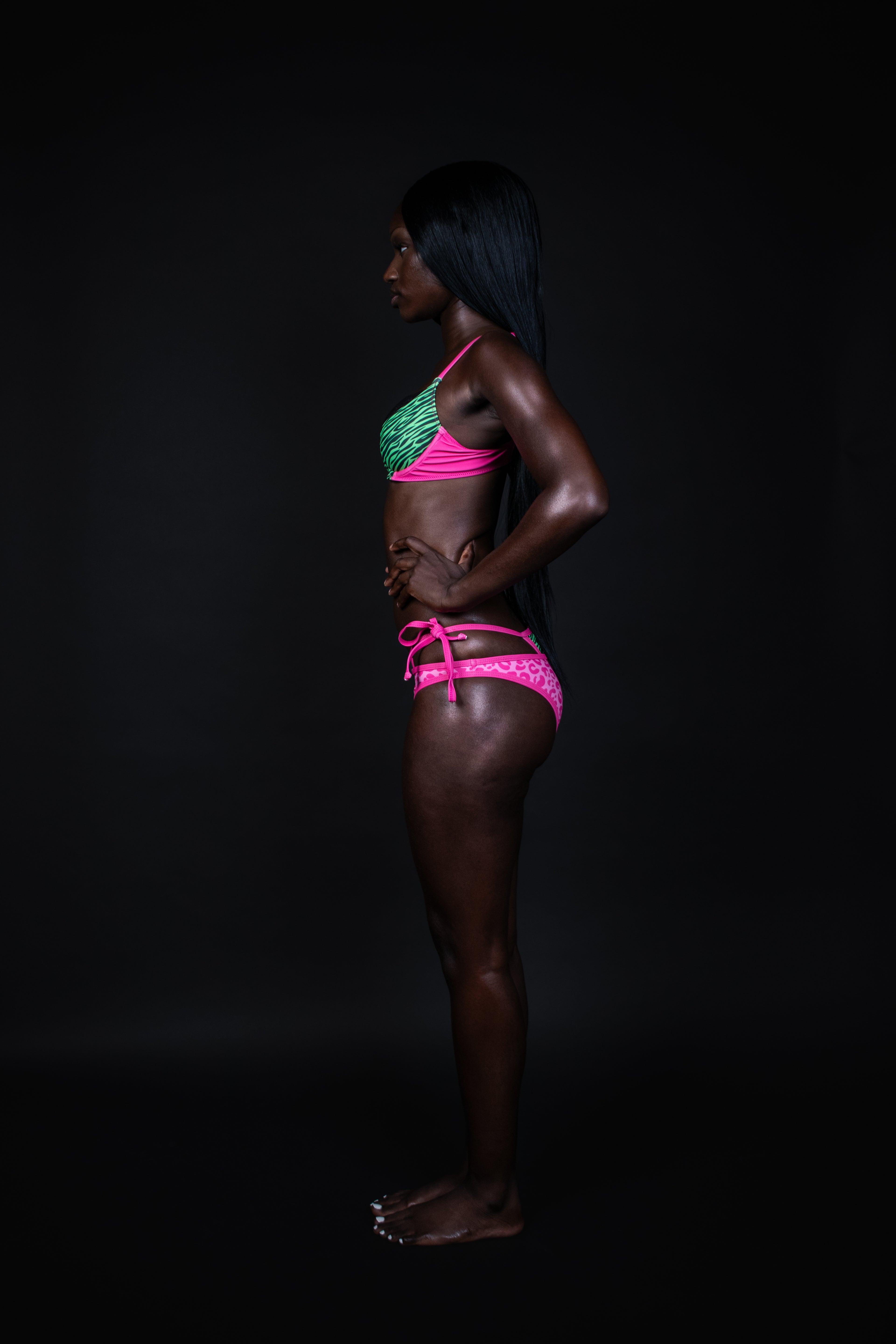 Ensemble de 3 pièces CHN HAI et GRANDEFILLE. Un haut vert zébré et rose fluo. Un string vert fluo zébré ainsi qu'une culotte rose léopard.