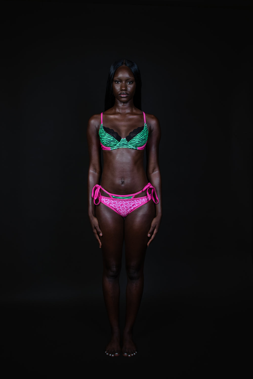 Ensemble de 3 pièces CHN HAI et GRANDEFILLE. Un haut vert zébré et rose fluo. Un string vert fluo zébré ainsi qu'une culotte rose léopard.