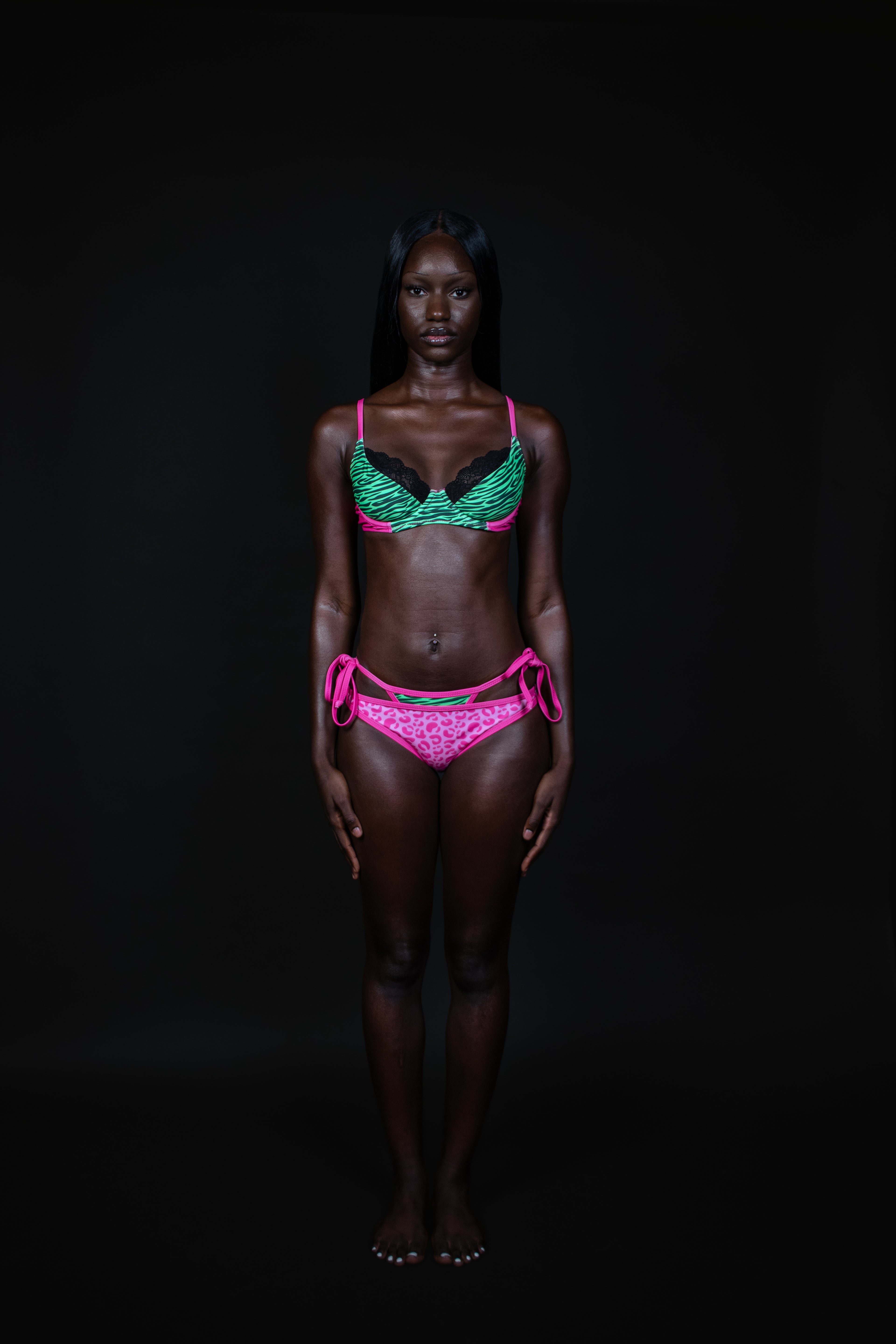 Ensemble de 3 pièces CHN HAI et GRANDEFILLE. Un haut vert zébré et rose fluo. Un string vert fluo zébré ainsi qu'une culotte rose léopard.