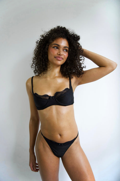 Maillot de bain CHN HAI AQUA noir satiné et dentelle. Maintien parfait avec armatures et bretelles réglables pour un look lingerie.