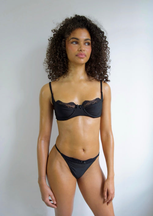 Maillot de bain CHN HAI AQUA noir satiné et dentelle. Maintien parfait avec armatures et bretelles réglables pour un look lingerie chic